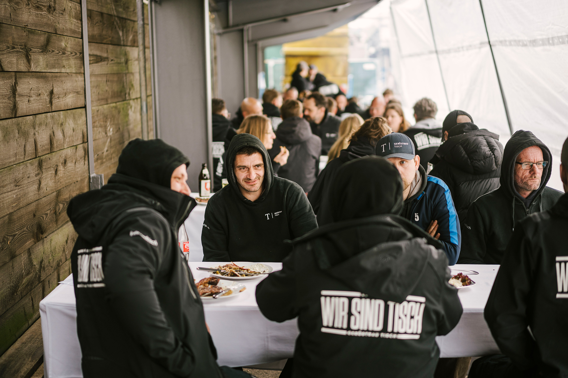 Team von Gerüstbau Tisch beim gemeinsamen Essen