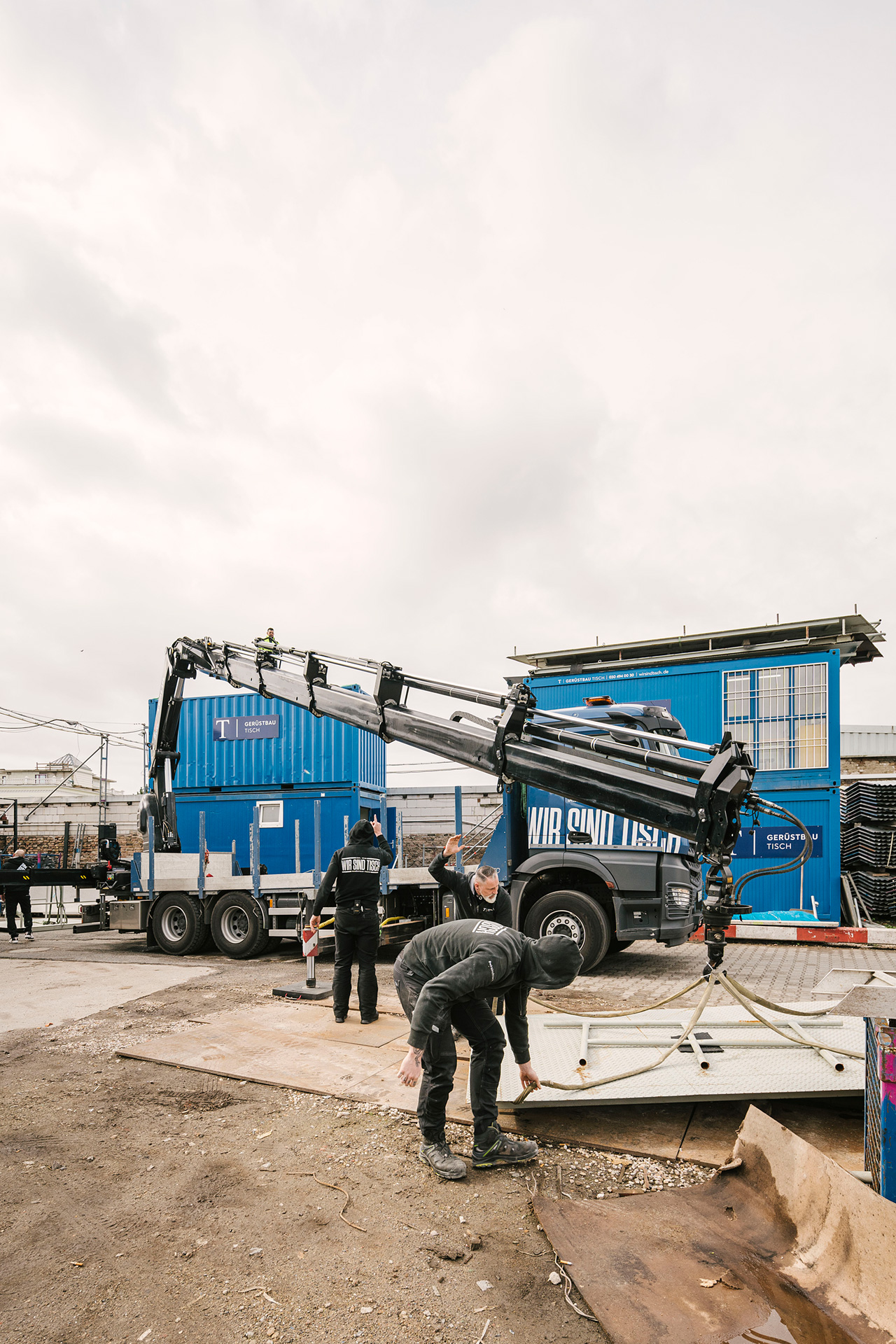 Gerüstbauer von Gerüstbau Tisch auf der Baustelle in Berlin